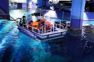 One of the things to do in Sea Life Bangkok. Hop on to a glass-bottomed boat and see the lively marine life passes by through the glass.