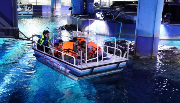 One of the things to do in Sea Life Bangkok. Hop on to a glass-bottomed boat and see the lively marine life passes by through the glass.