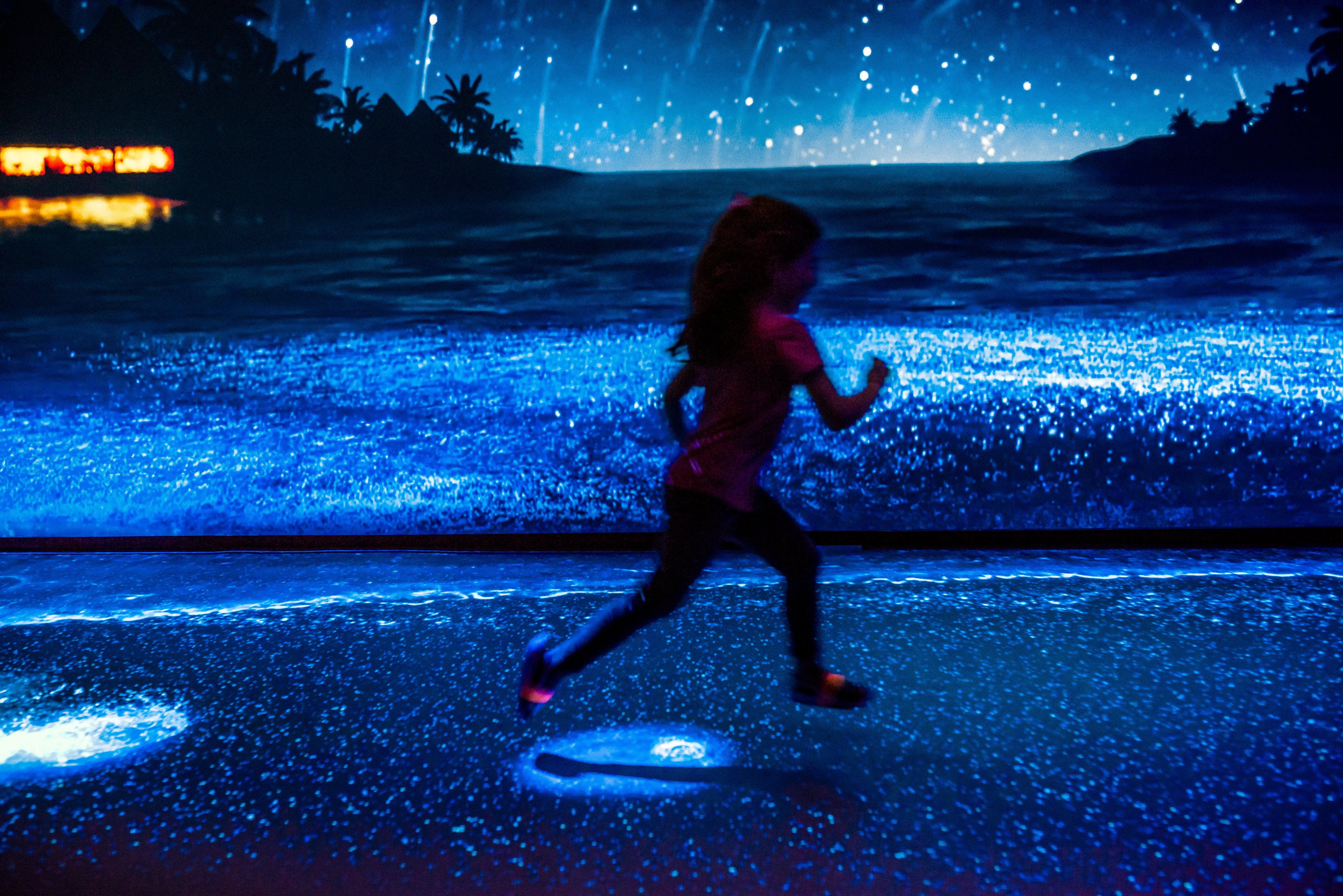 A Bioluminescent Beach Lights Up Guests Footsteps In Interactive Display (1)