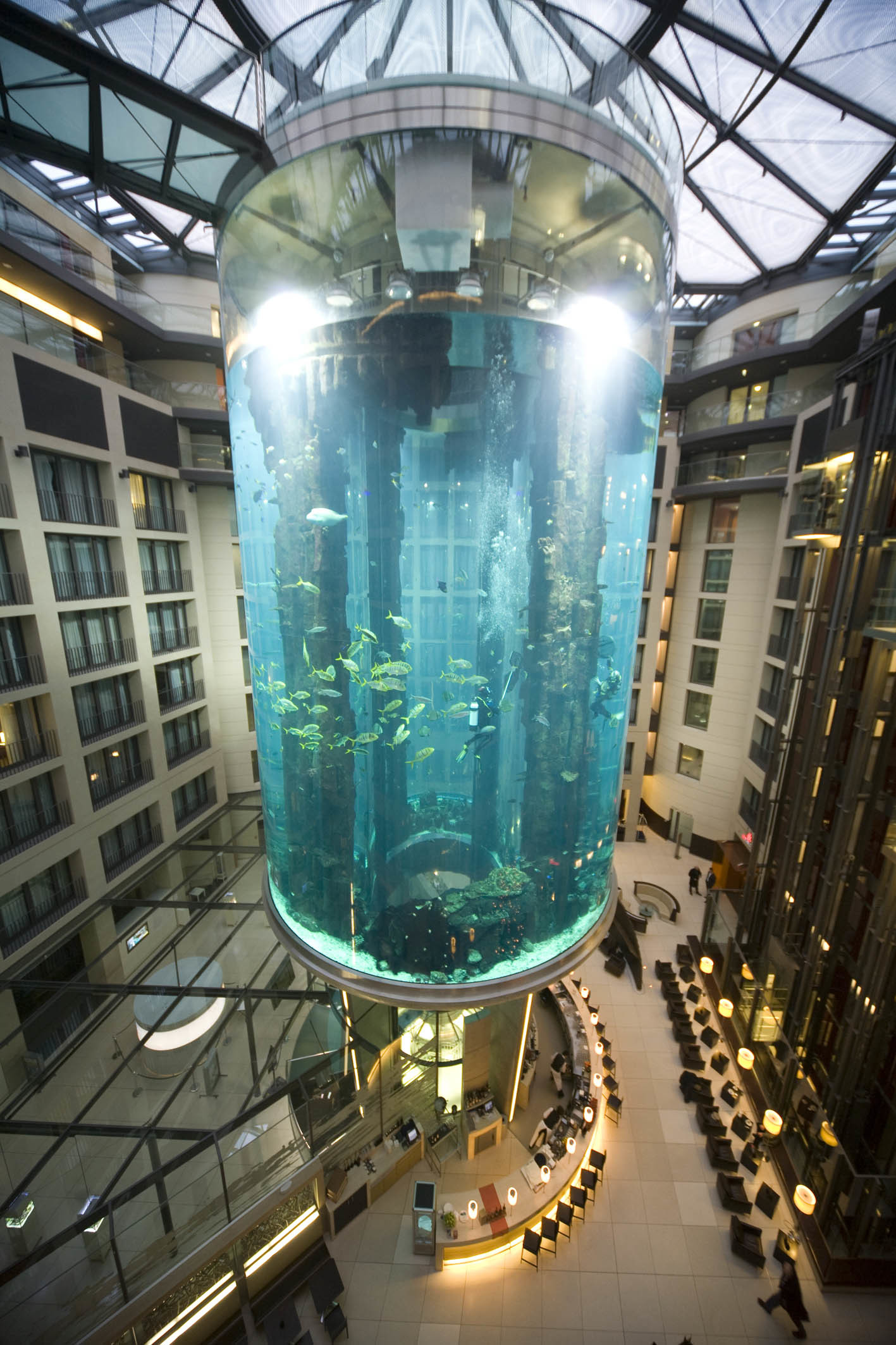 Das Aquarium Aquadom in Berlin