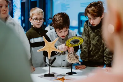SR SL 030223 26 Jongens Met Vergrootglas Op Props