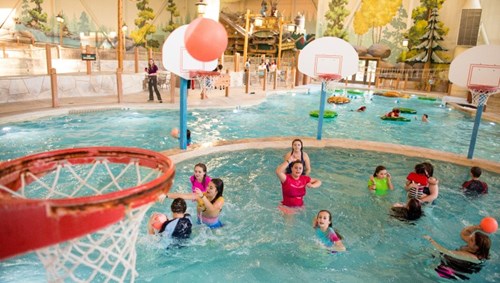 Visitors playing basketball in the Chinook Cove area of the Great Wolf Lodge