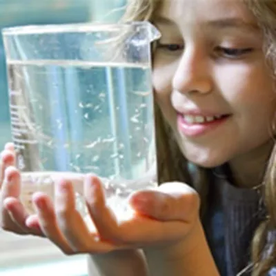 Das SEA LIFE bietet verschiedene Touren, zum Beispiel zum Thema Wasser für Kinder an