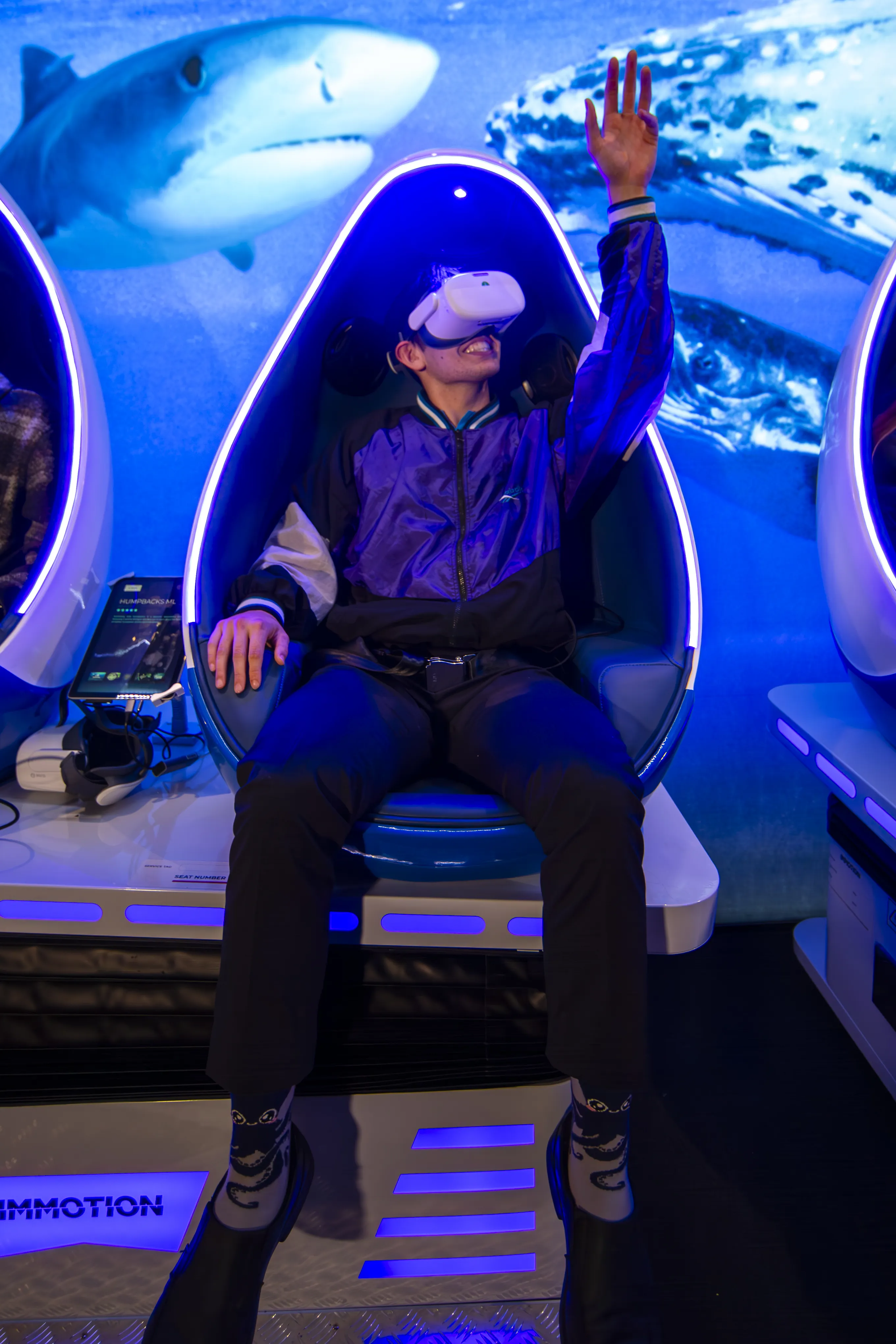 begeisterte Person im VR Pod