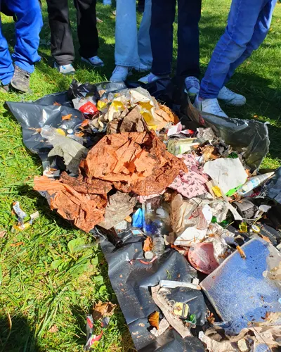 Team 5 Rot Der Ratoldusschule Sammelten Zusammen Mit Dem SEA LIFE Konstanz Am Global Beach Clean Tag 13,66 Kg Müll
