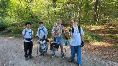 Muhammed, Flavio, Milan Und Leon Mit Einer Fahrradfelge, Die Sie Beim Müllsammeln Im Wald Aus Dem Boden Geborgen Haben
