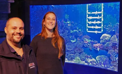 David Garcia (SEA LIFE Konstanz) Und Lena Starcevic (SECORE) Vor Dem Neuen Korallenbecken.