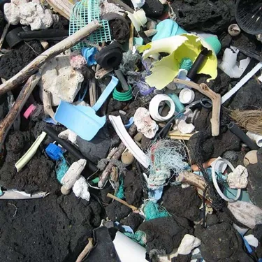 Pile of trash and plastic showing how ocean pollution looks.