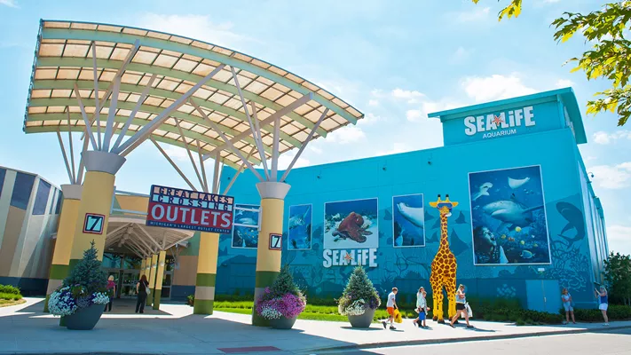 Great Lakes Crossing Outlets photos - pictures of Michigan's largest  discount shopping mall