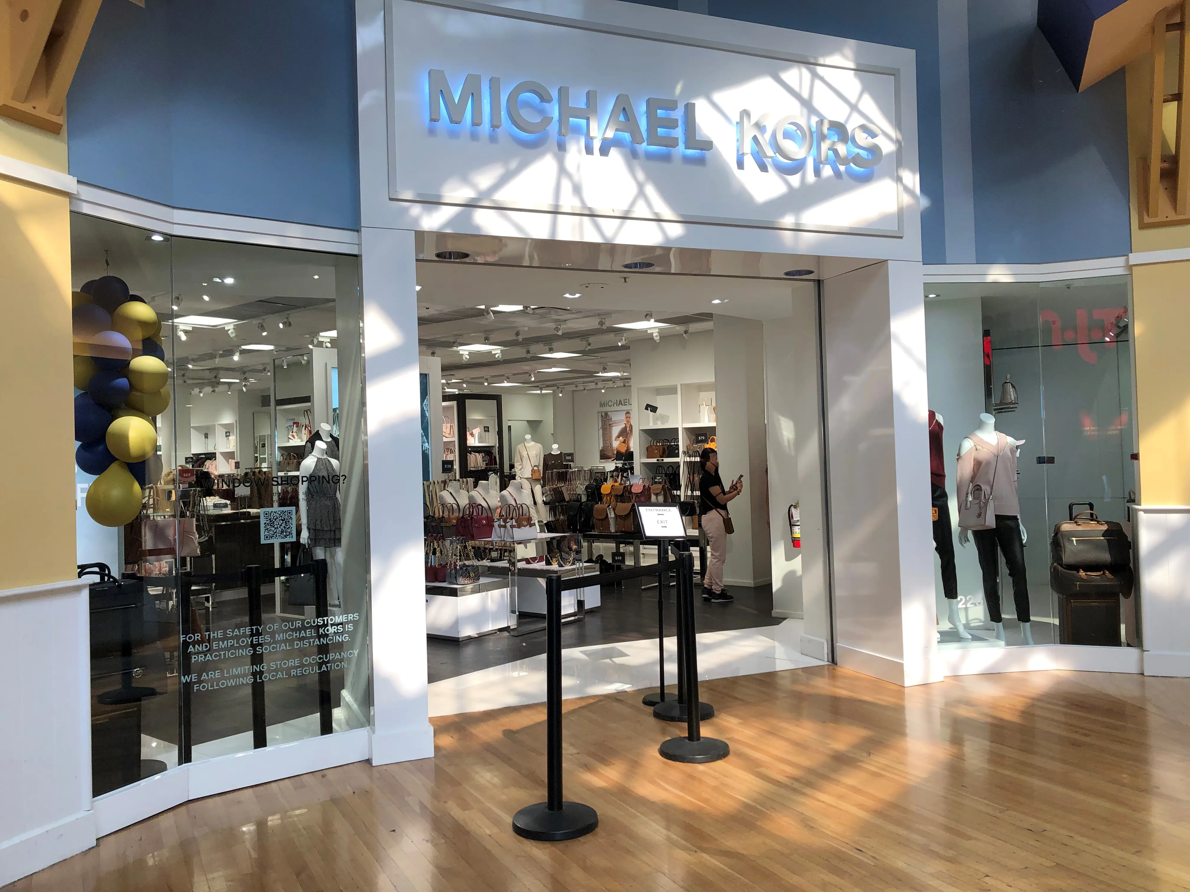 Great Lakes Crossing Outlets photos pictures of Michigan s largest discount shopping mall