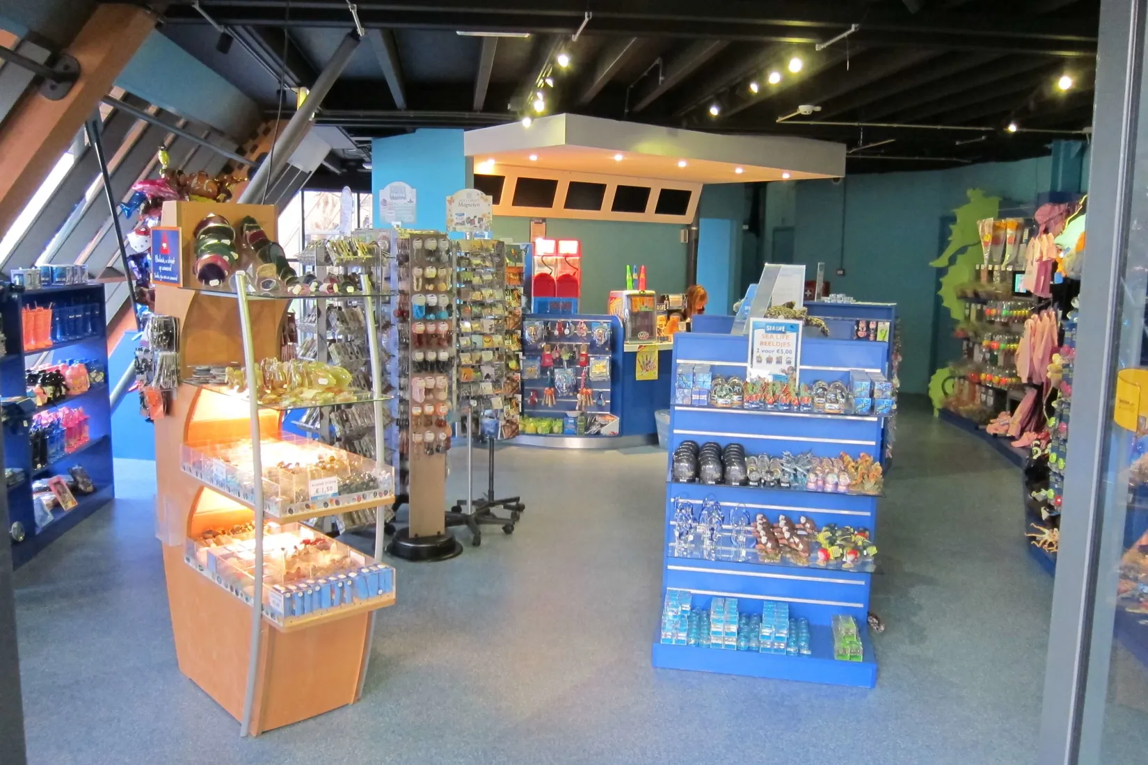 to the shop of SEA LIFE Scheveningen.