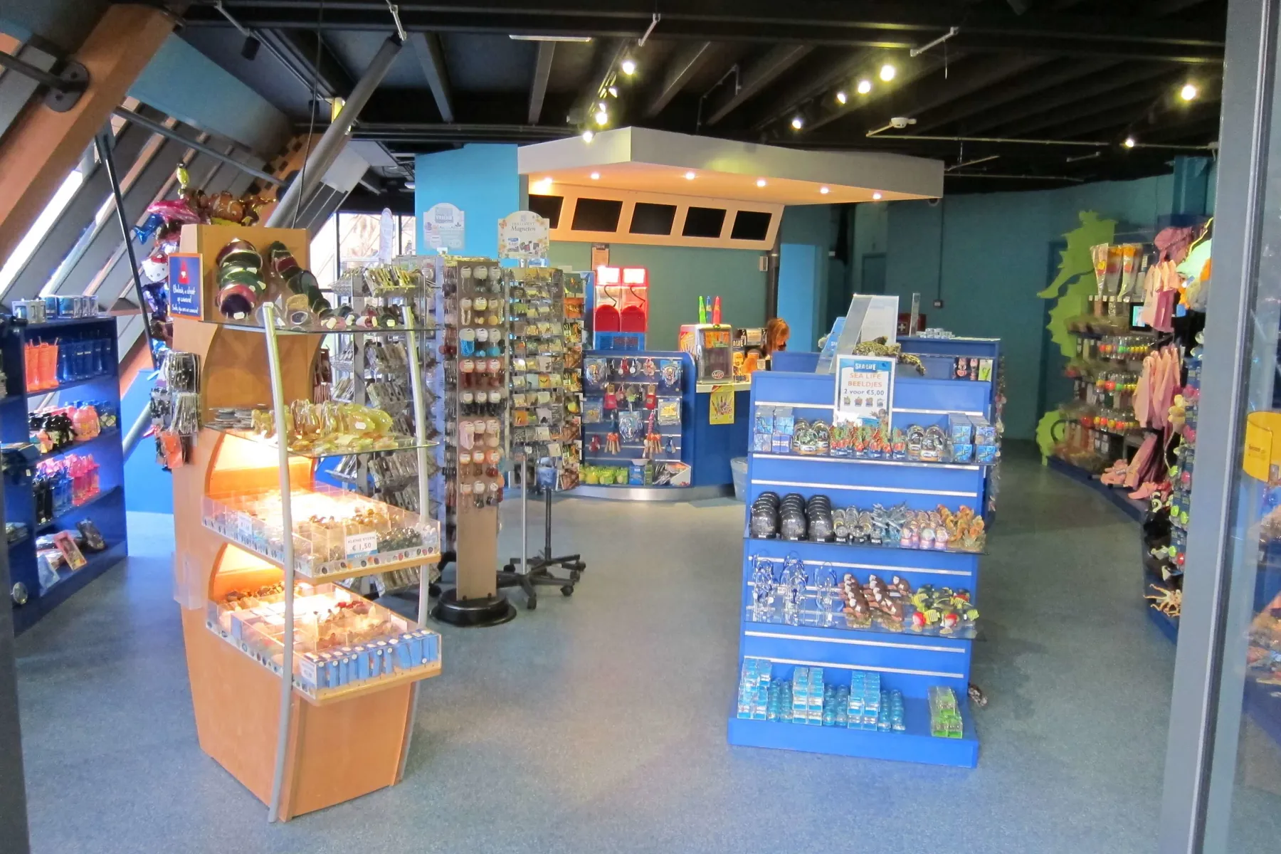 to the shop of SEA LIFE Scheveningen.