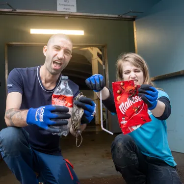 Tom Batrouney Head Of Brand Experience Seabin And Lauren Hughes Aquarist At SEA LIFE Sydney Aquarium Disgusted By Marine Waste2