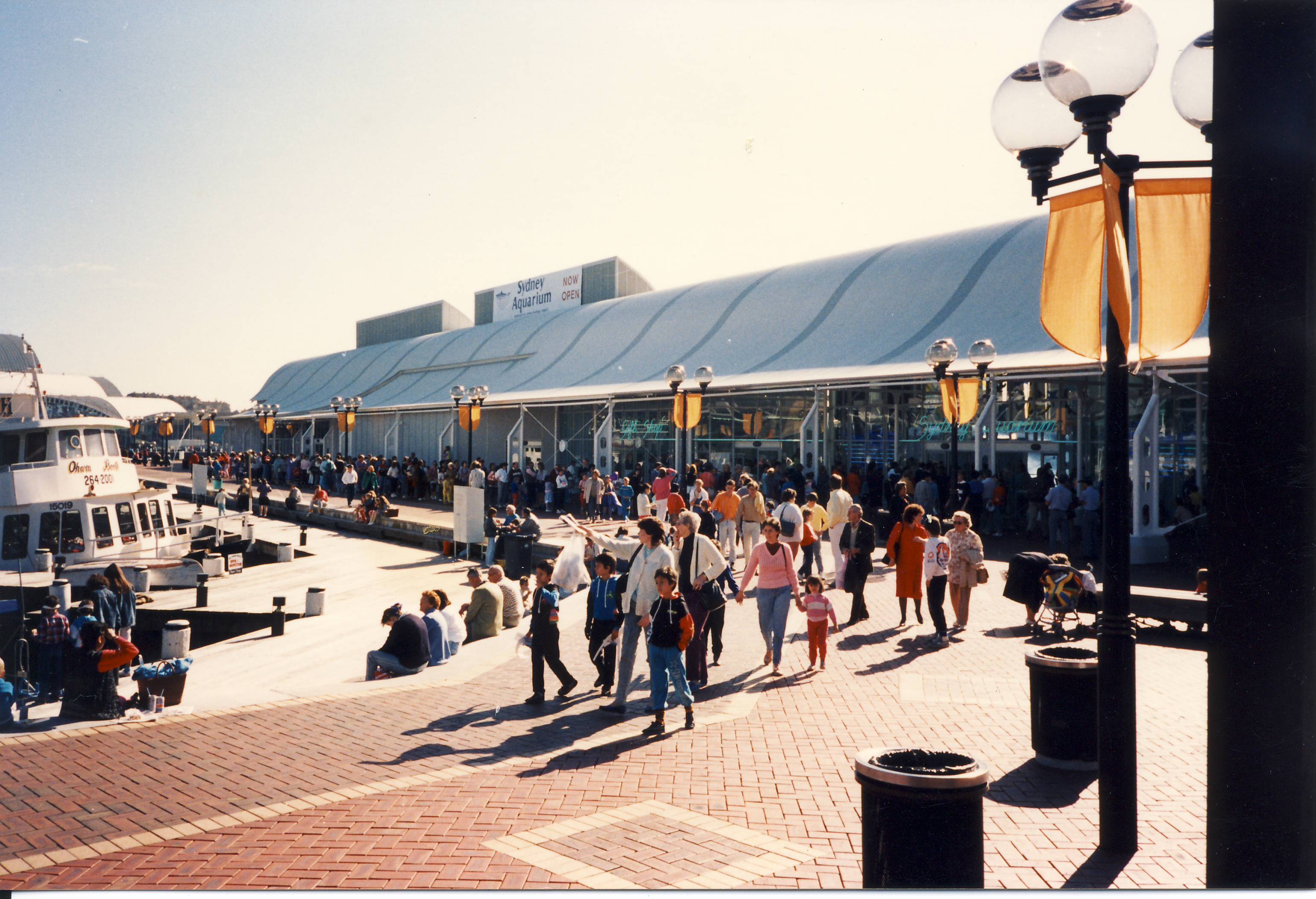 1988 September Sydney Aquarium Opens Its Doors For The First Time As The Largest Aquarium In The World