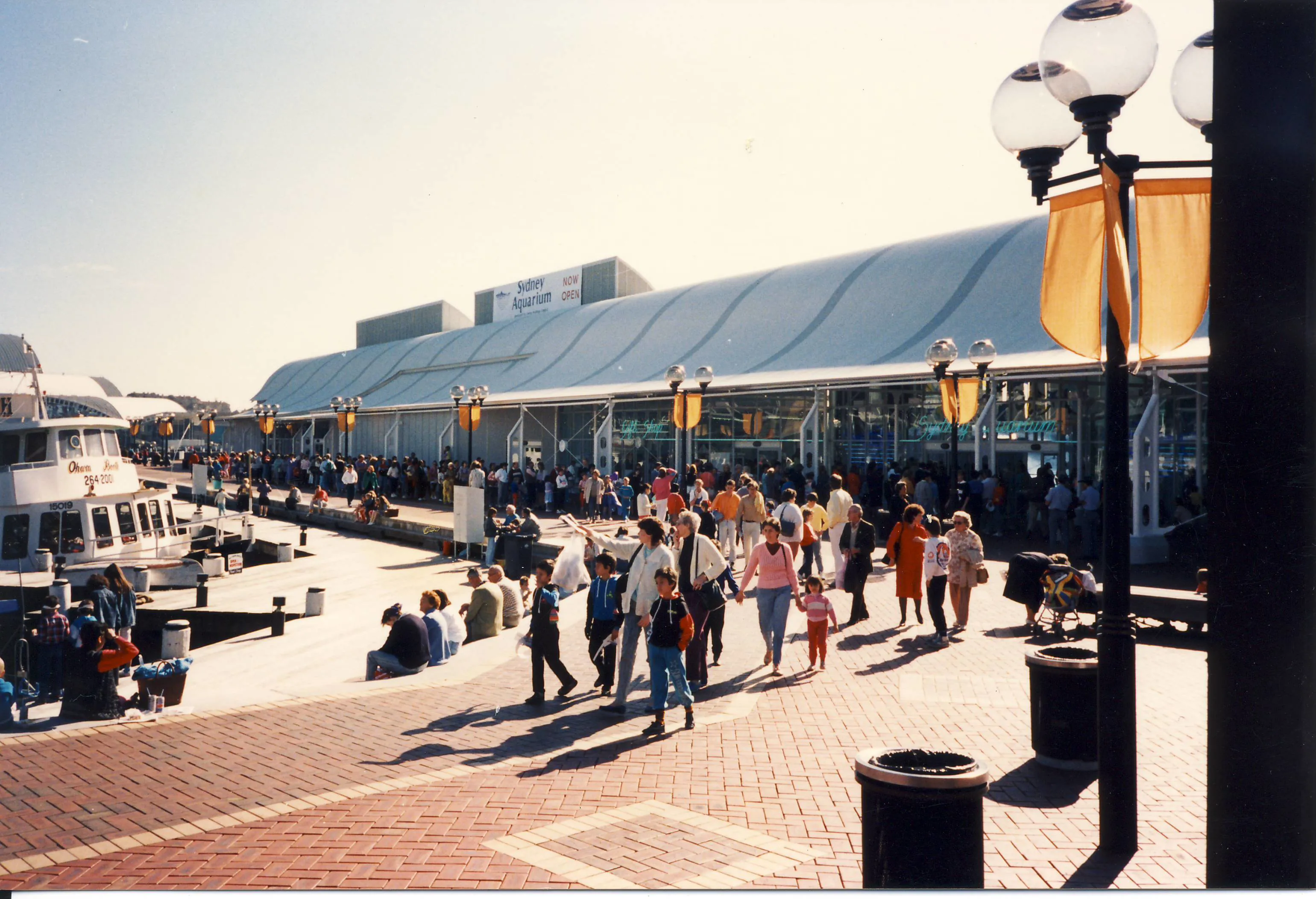 1988 September Sydney Aquarium Opens Its Doors For The First Time As The Largest Aquarium In The World