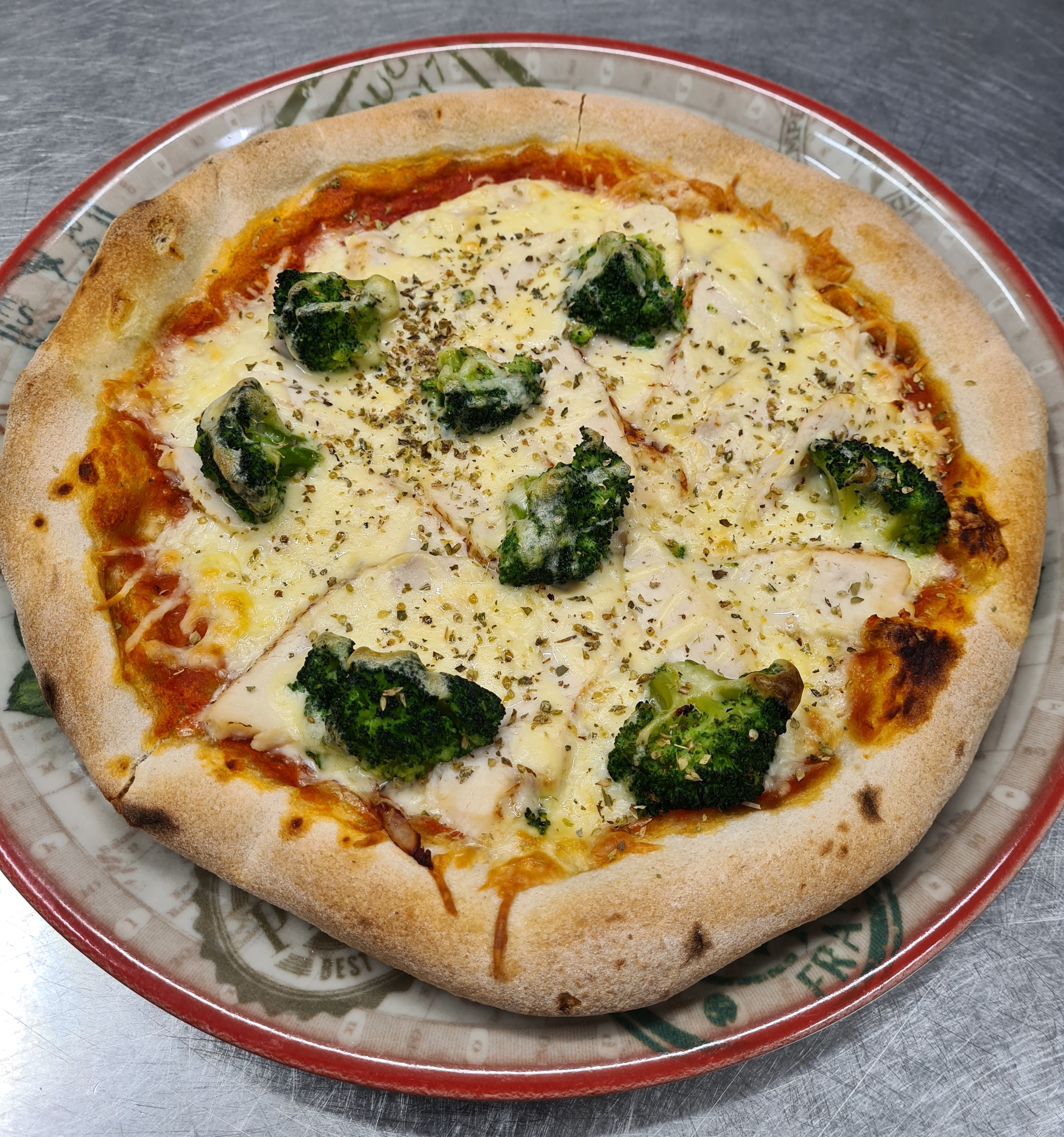 Pizza Mit Hähnchenfleisch Brokkoli Und Hollandaise