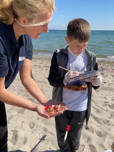 Maike Hasenäcker (SEA LIFE) Und Schüler Des OGT Beim Müll Erfassen