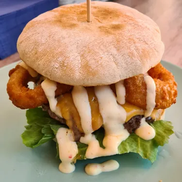 Hot Big Boss Burger Mit Salat Cheddar Onion Rings Und Scharfer Chili Mayo