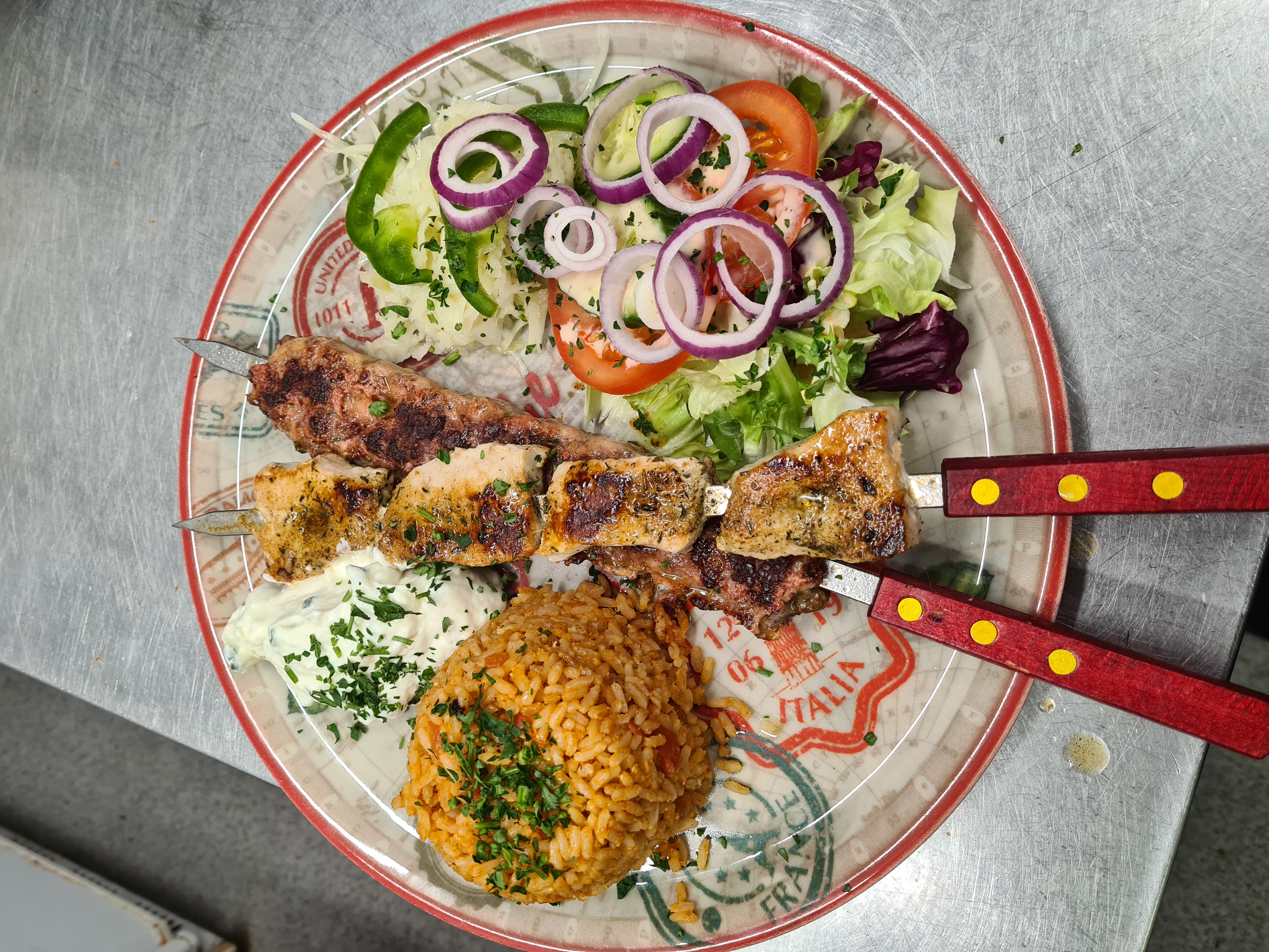 Grillplatte Mit Zweierlei Fleischspießen Tomatisierter Reis, Salat Und Zaziki