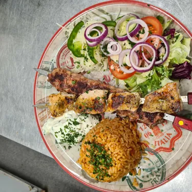Grillplatte Mit Zweierlei Fleischspießen Tomatisierter Reis, Salat Und Zaziki