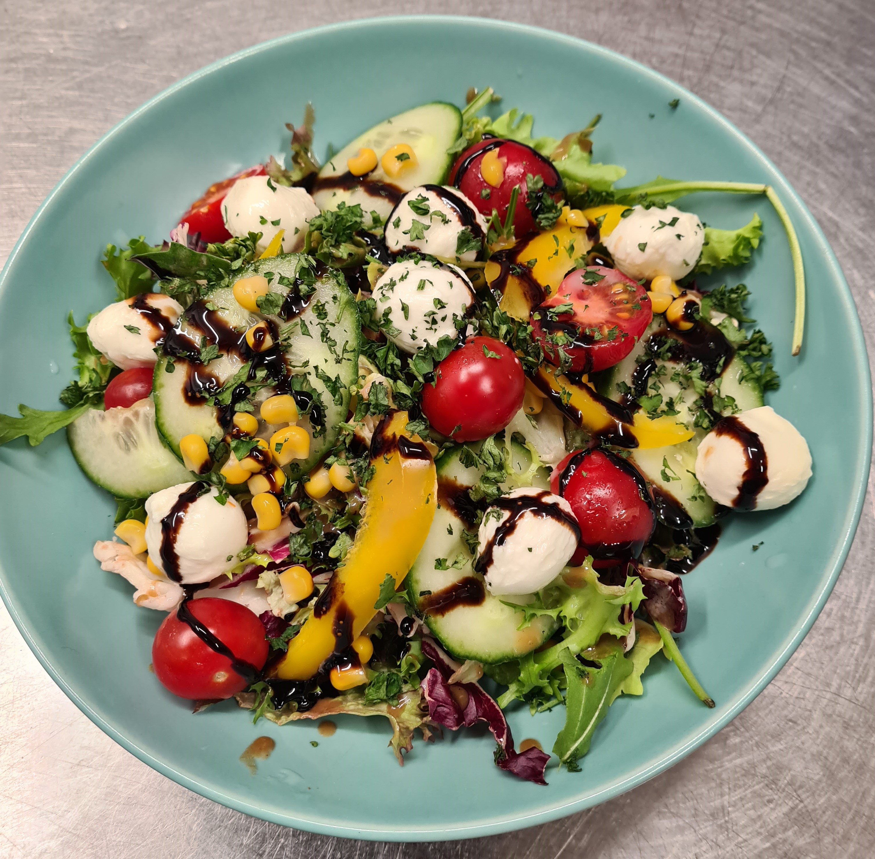 Gemischter Salat „Italienische Art“ Mit Kirschtomaten, Mozzarella Und Balsamico Creme